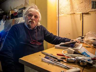�Questo luogo � aperto da pi� di un secolo � esordisce il 75enne �. Fu il mio bisnonno Antonio a crearlo agli inizi del 900 come rivendita di carbone per uso domestico�